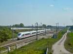 Ein ICE 3 rast als ICE 624 von München Hbf nach Dortmund Hbf durch den Bahnhof Allersberg (Rothsee) in Richtung Nürnberg. Er ist mit ca. 15 Minuten Verspätung unterwegs. (23.04.2011)